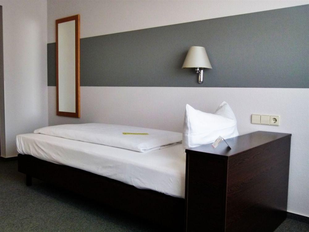 Akzent Hotel Torgauer Hof Зинделфинген Екстериор снимка