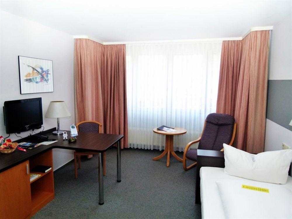 Akzent Hotel Torgauer Hof Зинделфинген Екстериор снимка