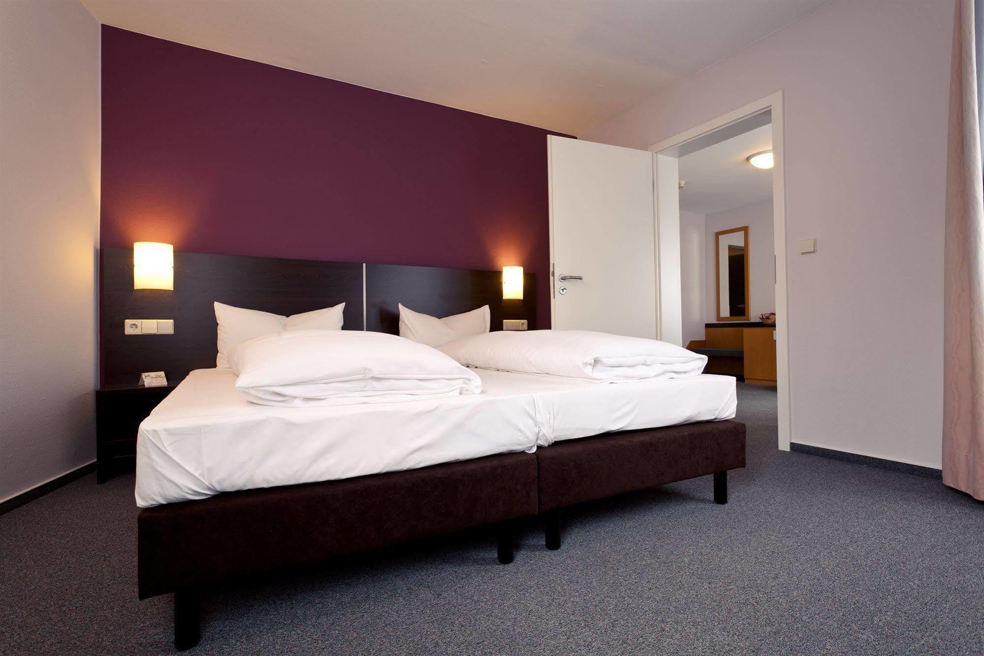 Akzent Hotel Torgauer Hof Зинделфинген Екстериор снимка