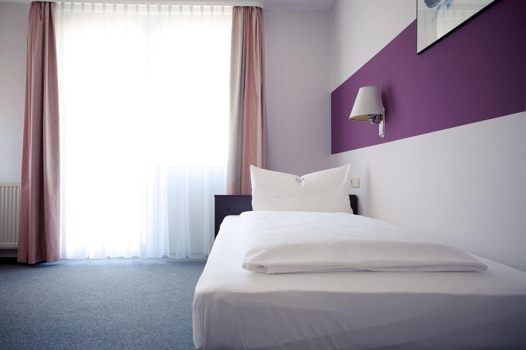 Akzent Hotel Torgauer Hof Зинделфинген Екстериор снимка