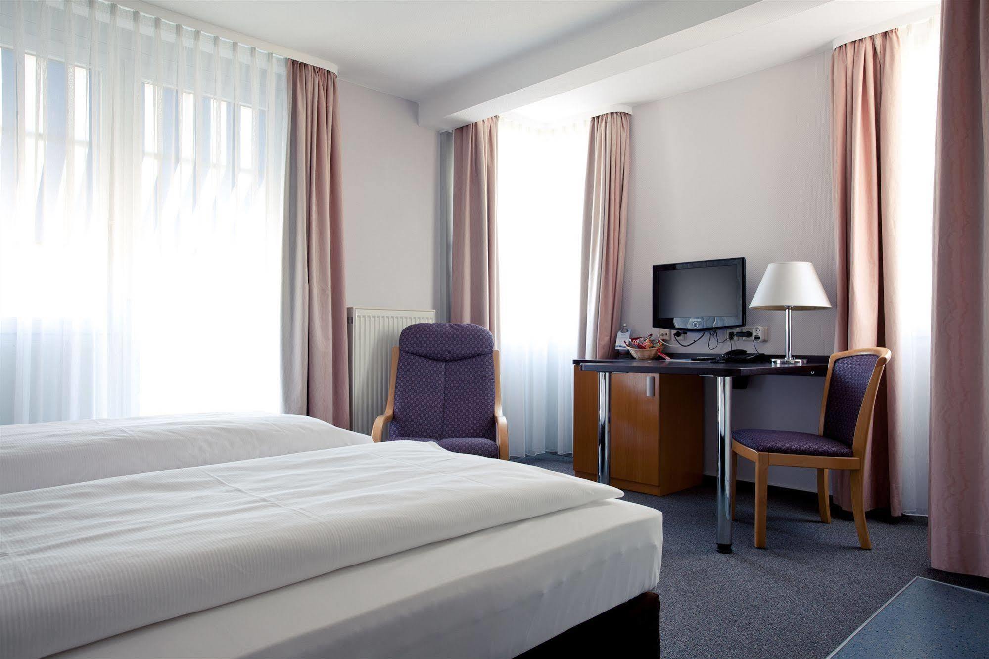 Akzent Hotel Torgauer Hof Зинделфинген Екстериор снимка
