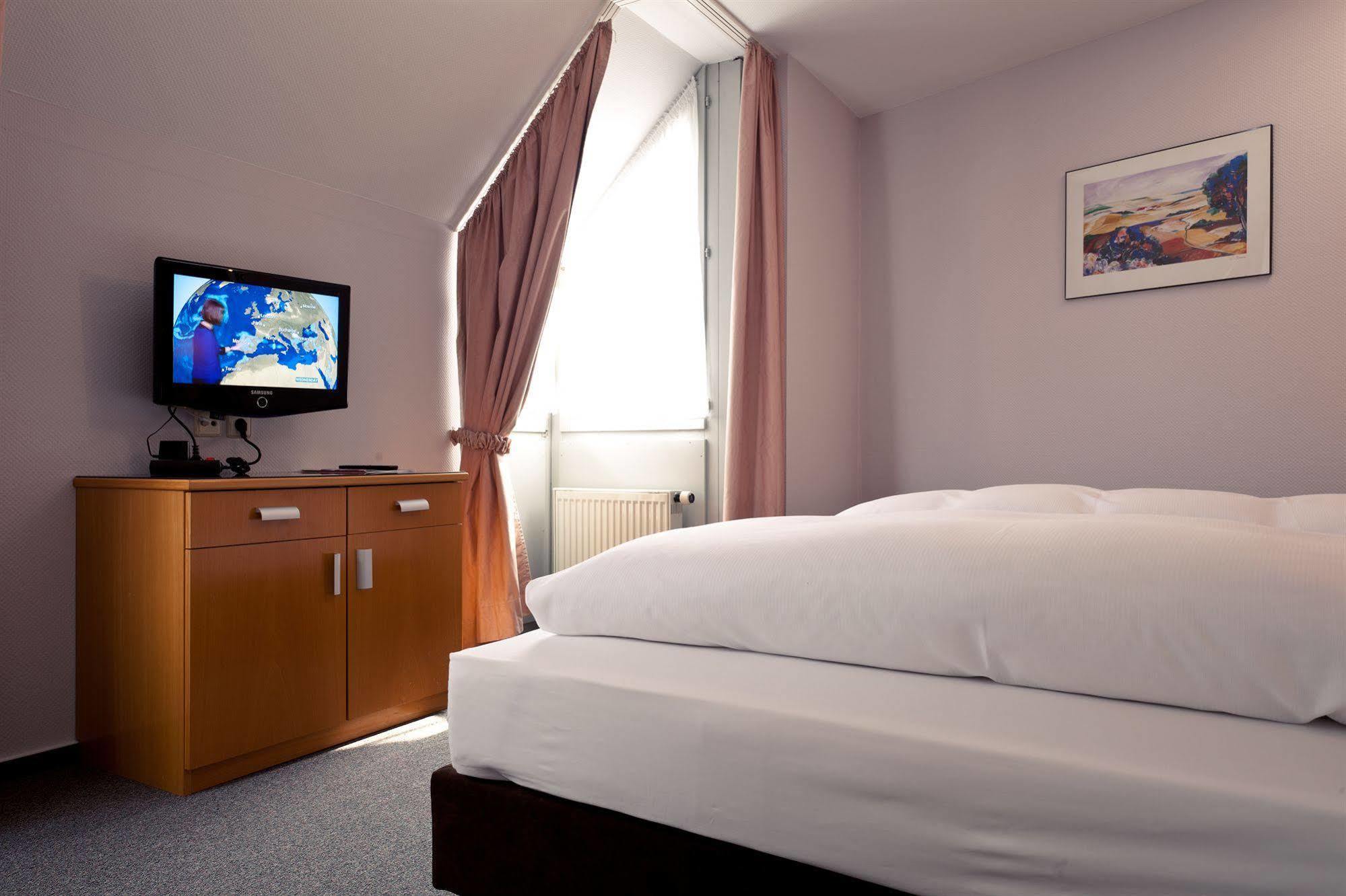 Akzent Hotel Torgauer Hof Зинделфинген Екстериор снимка